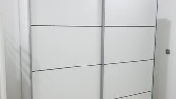 Chambre, plusieurs chambres, salle de bains privée | Fer et planche à repasser, lits pliants/supplémentaires, Wi-Fi gratuit