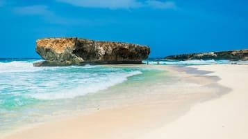 Nær stranden, solsenger og strandhåndklær
