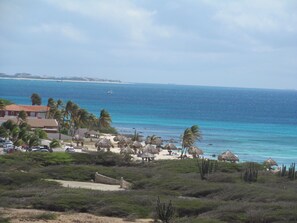 Beach nearby, sun loungers, beach towels - Spacious Eagle Beach House (Noord)