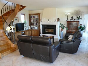 TV, fireplace