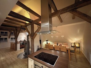 Réfrigérateur, four à micro-ondes, un four, surface de cuisson