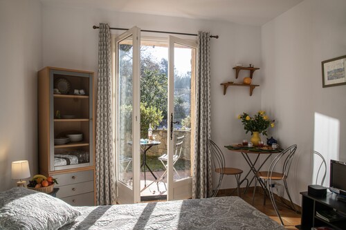 Charming studio in St Paul de vence in villa, with terrace 