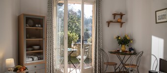 Charming studio in St Paul de vence in villa, with terrace 