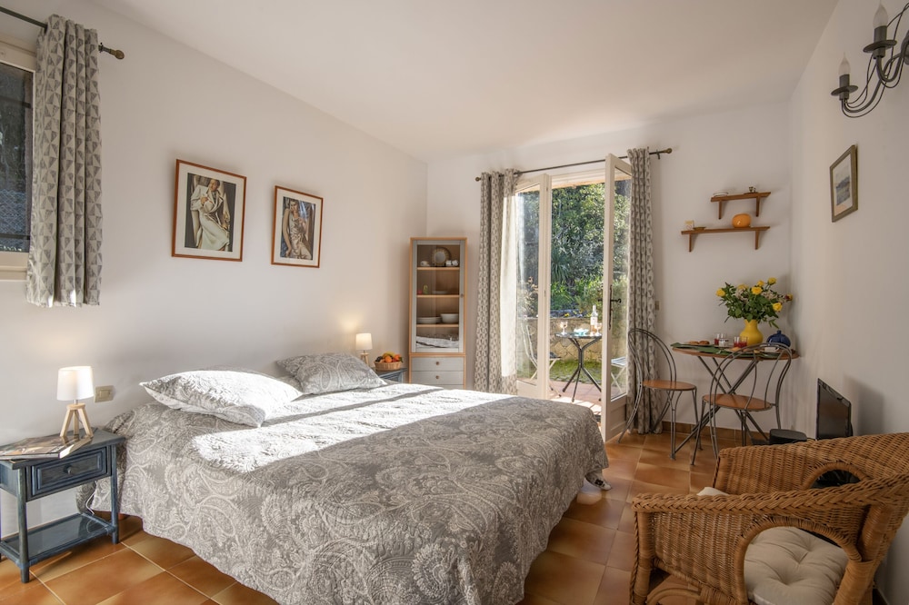 Charming studio in St Paul de vence in villa, with terrace