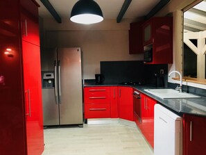 Kylskåp, mikrovågsugn, ugn och spishäll