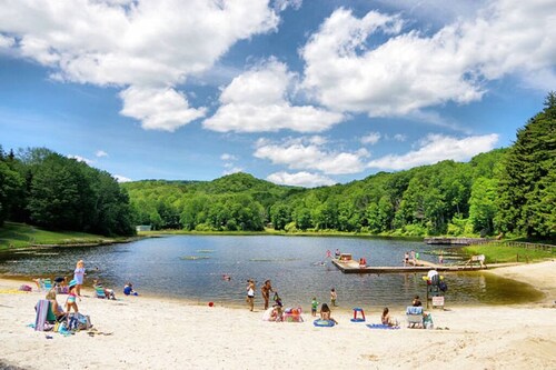 * Luxus-Kabine *: 2 König / 3 Königin + Feuerstelle + Kamin + 3 Smart-TVs, große Decks