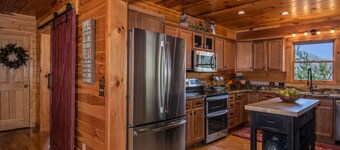 * Cabina de lujo *: 2 king / 3 queen + firepit + chimenea + 3 televisores inteligentes, cubiertas grandes