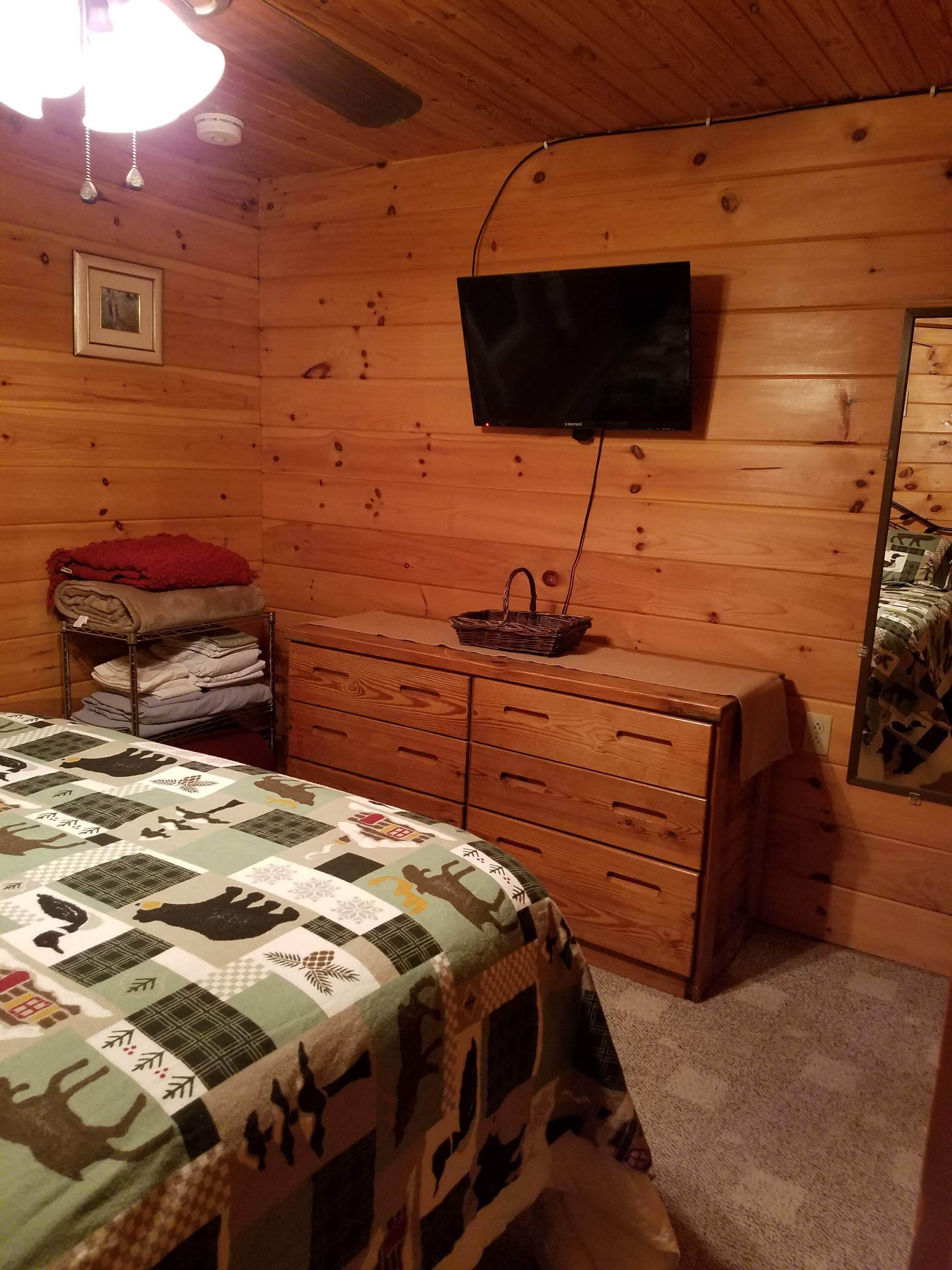 Country Log Cabin, Short/Long Term, First Floor Apartment! Mountain Top Views!