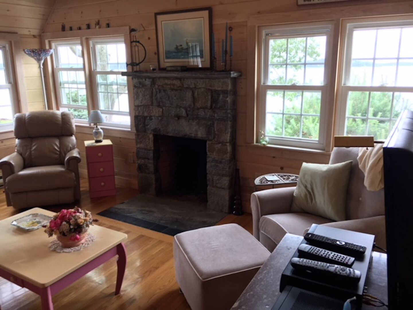 TV connectée, lecteur de DVD, livres, médiathèque