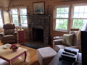 Smart-TV, DVD-Player, Bücher, Musikbibliothek