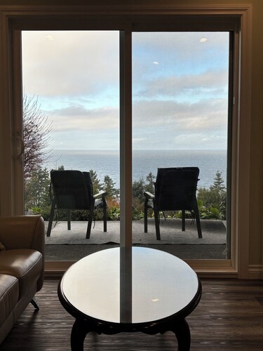 Big Vista Ocean View and Garden Suite. Minutes from the Salish Sea Shore!