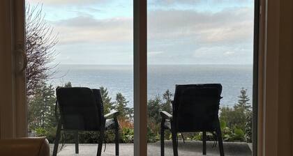 Big Vista Ocean View and Garden Suite. Minutes from the Salish Sea Shore!