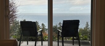 Big Vista Ocean View and Garden Suite. Minutes from the Salish Sea Shore!