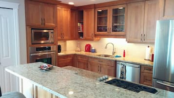 Geladeira, micro-ondas, fogão, cooktop
