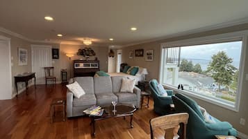 Een televisie, een open haard en boeken