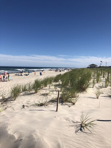 PREMIER HOST LISTING - 2 BR Private Cottage, On  Site Pool, One Block to Beach !
