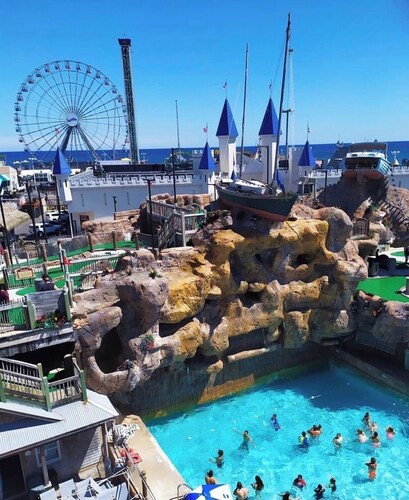 PREMIER HOST LISTING - 2 BR Private Cottage, On  Site Pool, One Block to Beach !