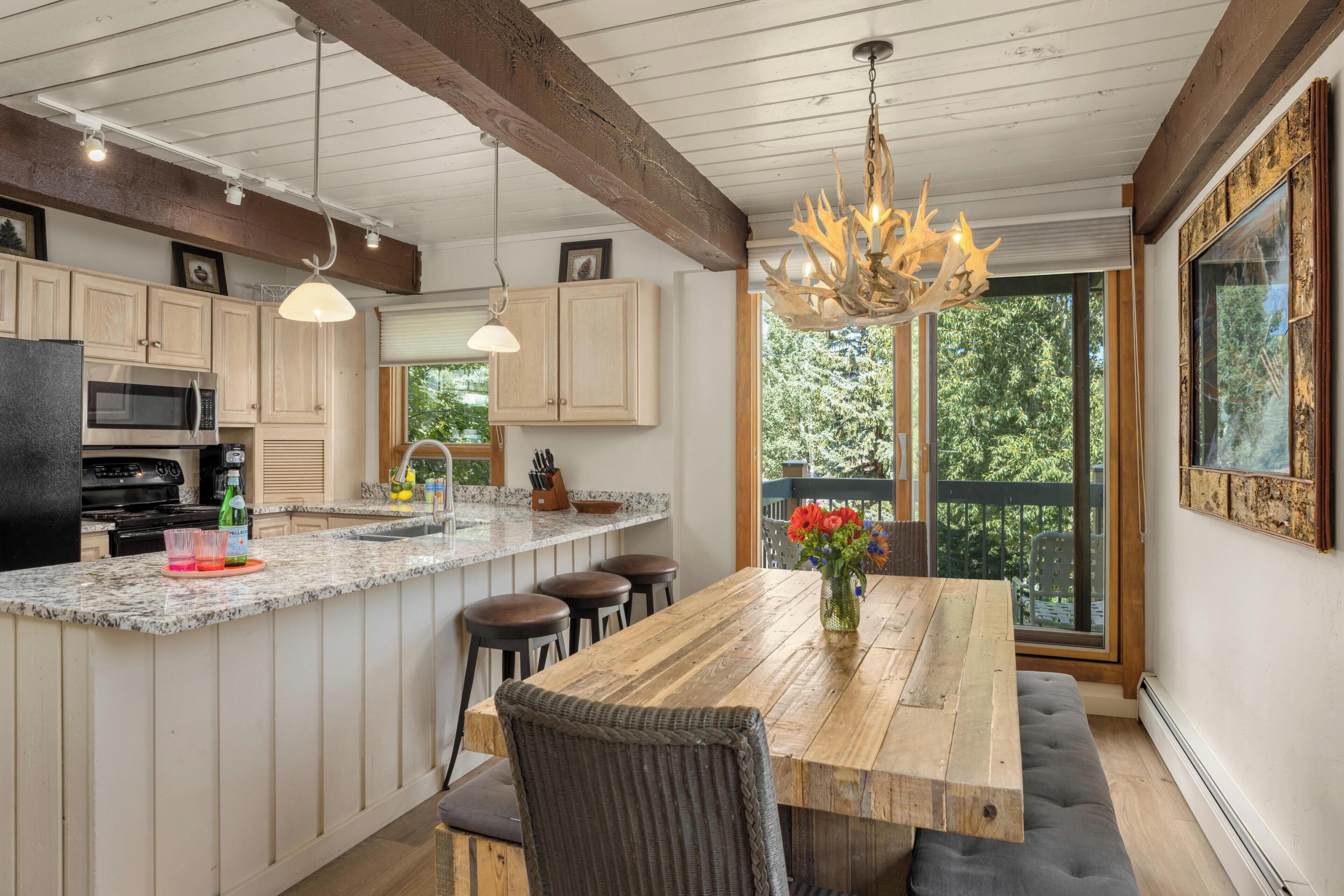 Kylskåp, mikrovågsugn, ugn och spishäll