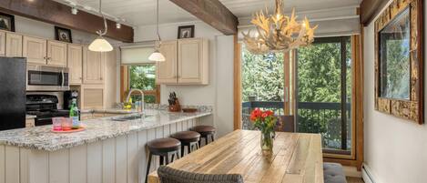 Kylskåp, mikrovågsugn, ugn och spishäll