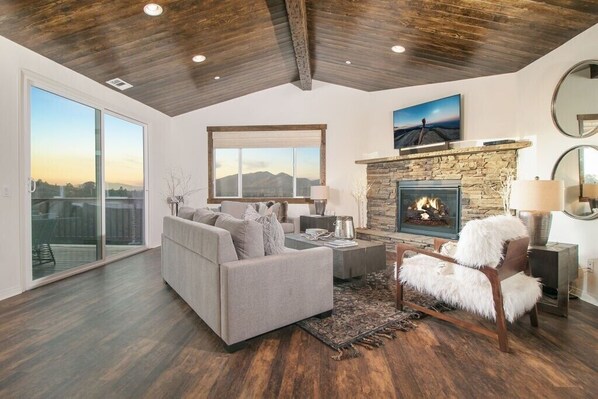 Télévision, cheminée, table de tennis de table, médiathÚque