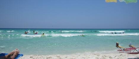 A la platja, gandules de platja i tovalloles de platja