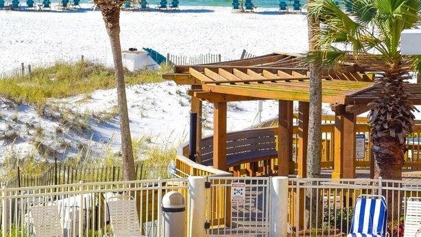 Un espace piscine offrant une vue sur la plage et l’océan.