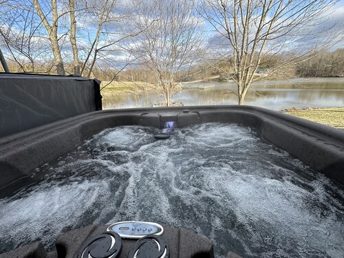 KY BOURBON TRAIL LAKEFRONT HOUSE WITH DOCK SLEEPS 8! Year round Hot tub!