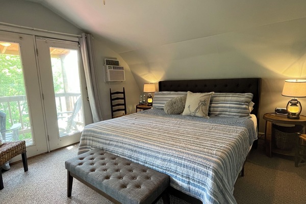 3 makuuhuonetta, työpöytä, silitysrauta/-lauta, vauvan matkasänky