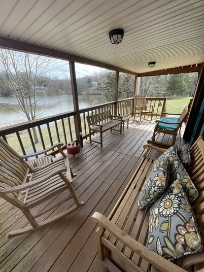 KY BOURBON TRAIL LAKEFRONT HOUSE WITH DOCK SLEEPS 8! Year round Hot tub!