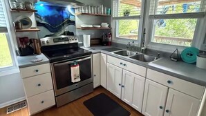Private kitchen - KY BOURBON TRAIL LAKEFRONT HOUSE WITH DOCK SLEEPS 8! Year round Hot tub! (Lawrenceburg)