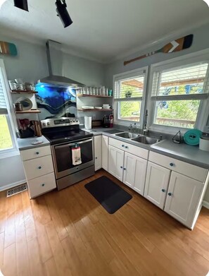 Refrigerador, microondas, horno y parrilla de estufa 