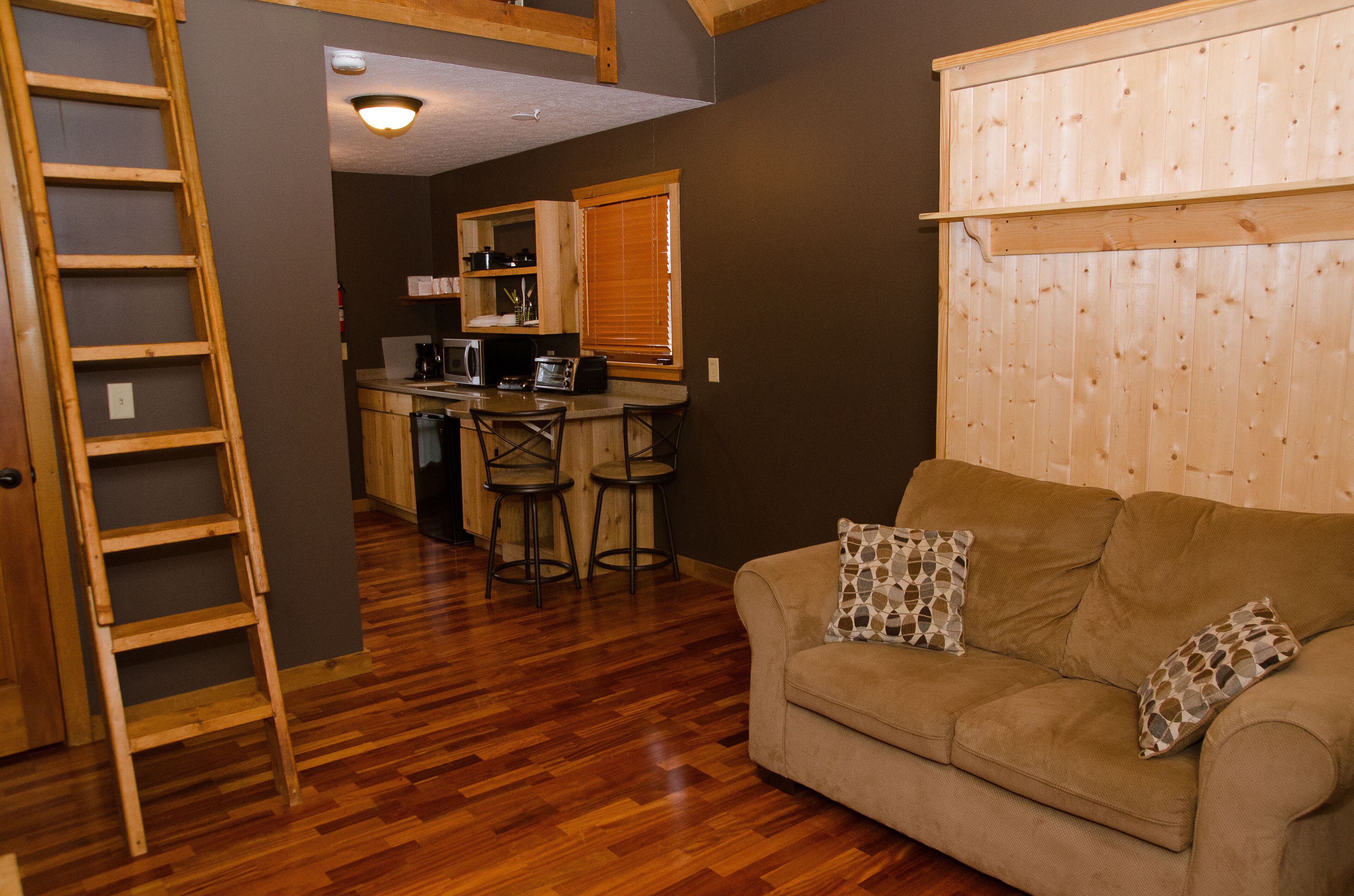 Cozy Cabin, Sleeps 4, on 180 Acre Farm near Nashville - Weddings/Events Welcome