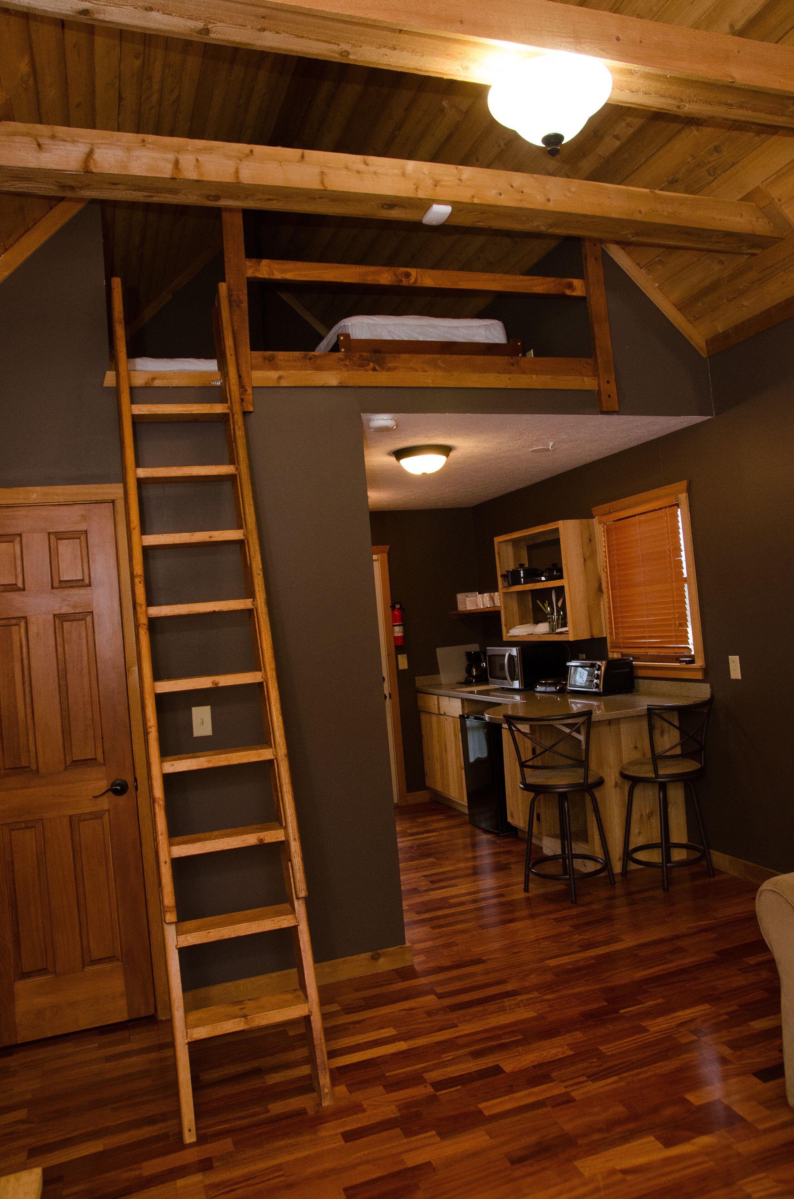 Cozy Cabin, Sleeps 4, on 180 Acre Farm near Nashville - Weddings/Events Welcome