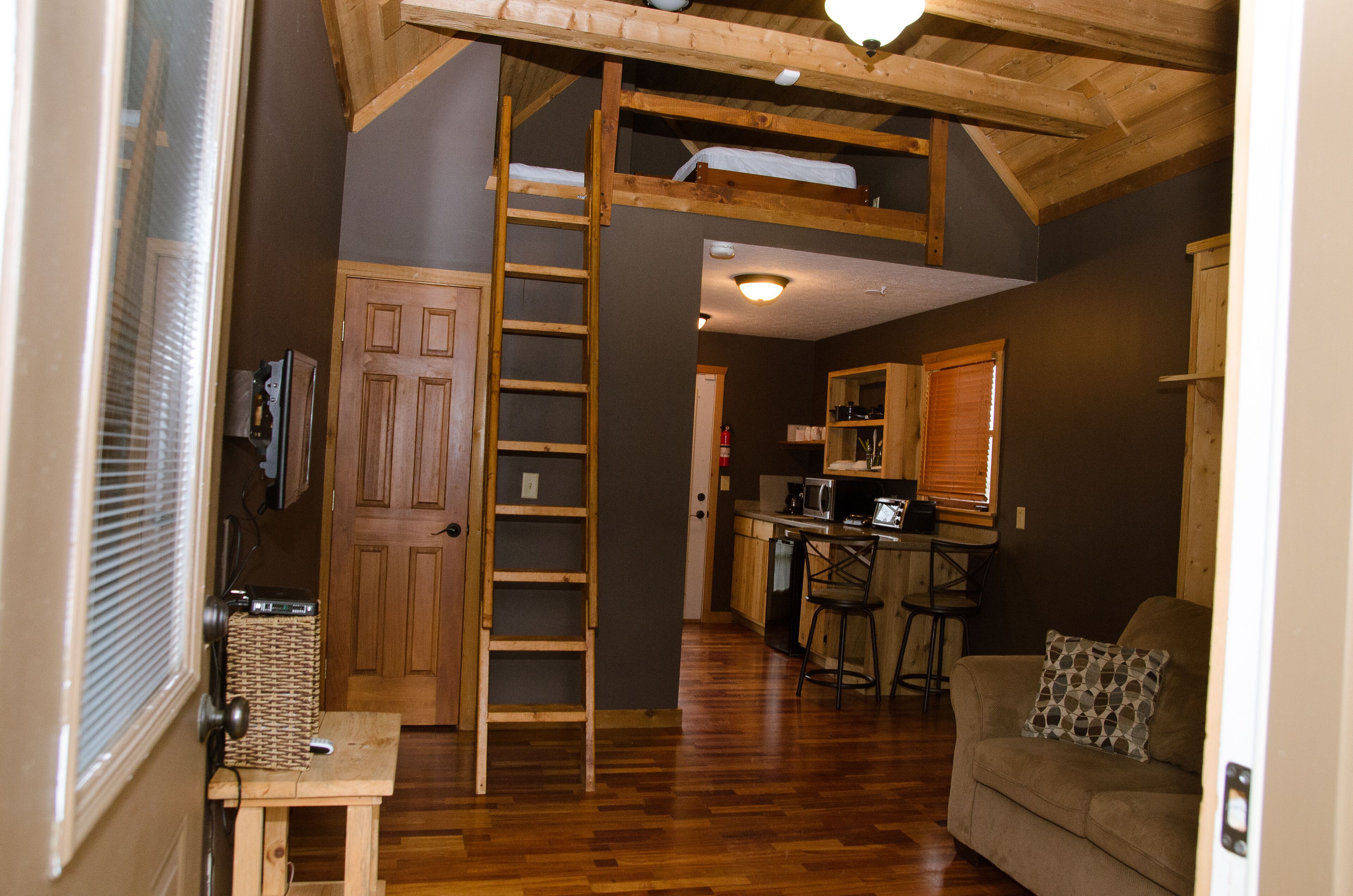 Cozy Cabin, Sleeps 4, on 180 Acre Farm near Nashville - Weddings/Events Welcome