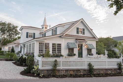 Designer 3 Bedroom 3.5 Bathroom Luxury Home In Cape Porpoise!