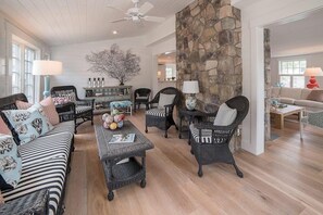 TV connectée, cheminée, chaîne hi-fi