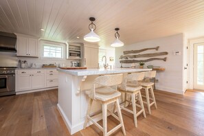 Kylskåp, mikrovågsugn, ugn och spishäll