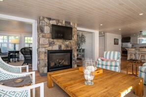 Smart TV, fireplace, stereo