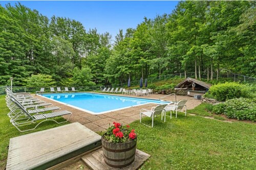 Spacious Sugarbush Retreat - Wood Stove, Outdoor Pool, 5 Mins to Sugarbush