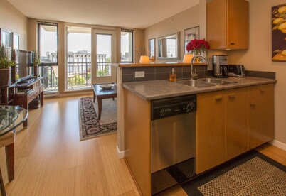 Astoria Cozy-Beautiful Cozy Condo in the Heart of Downtown Victoria by Victoria Prime!