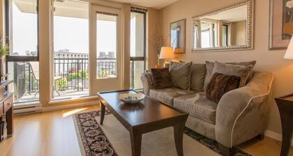 Astoria Cozy-Beautiful Cozy Condo in the Heart of Downtown Victoria by Victoria Prime!
