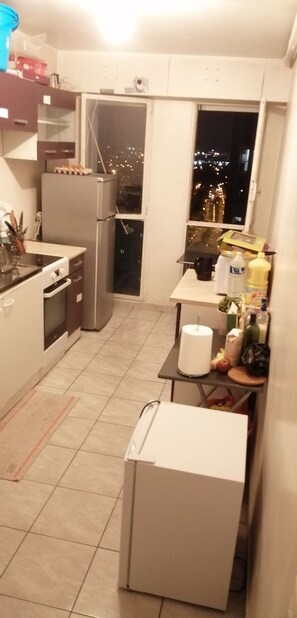 Basic-fællessovesal - 1 enkeltseng - fælles badeværelse - byudsigt (5) | Spisestue