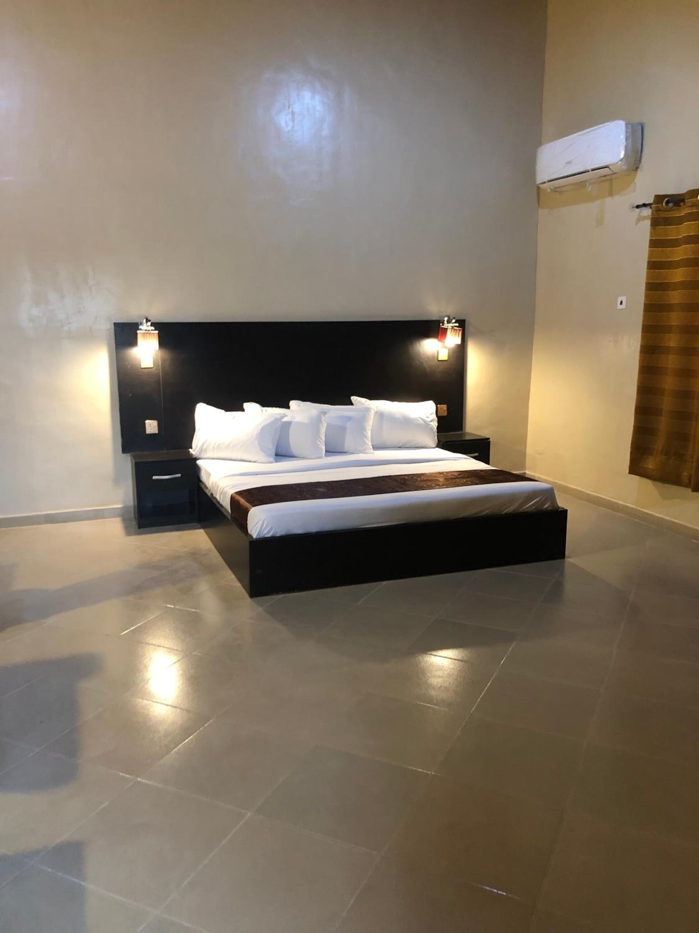 1 soverom, sengetøy av topp kvalitet, minibar og skrivebord