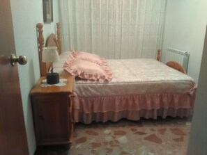 4 bedrooms, iron/ironing board, bed sheets