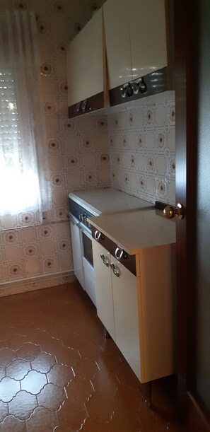 Microwave, oven, dishwasher, coffee/tea maker