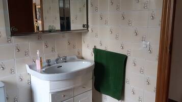 Ensemble douche/baignoire, bidet, serviettes fournies, shampoing