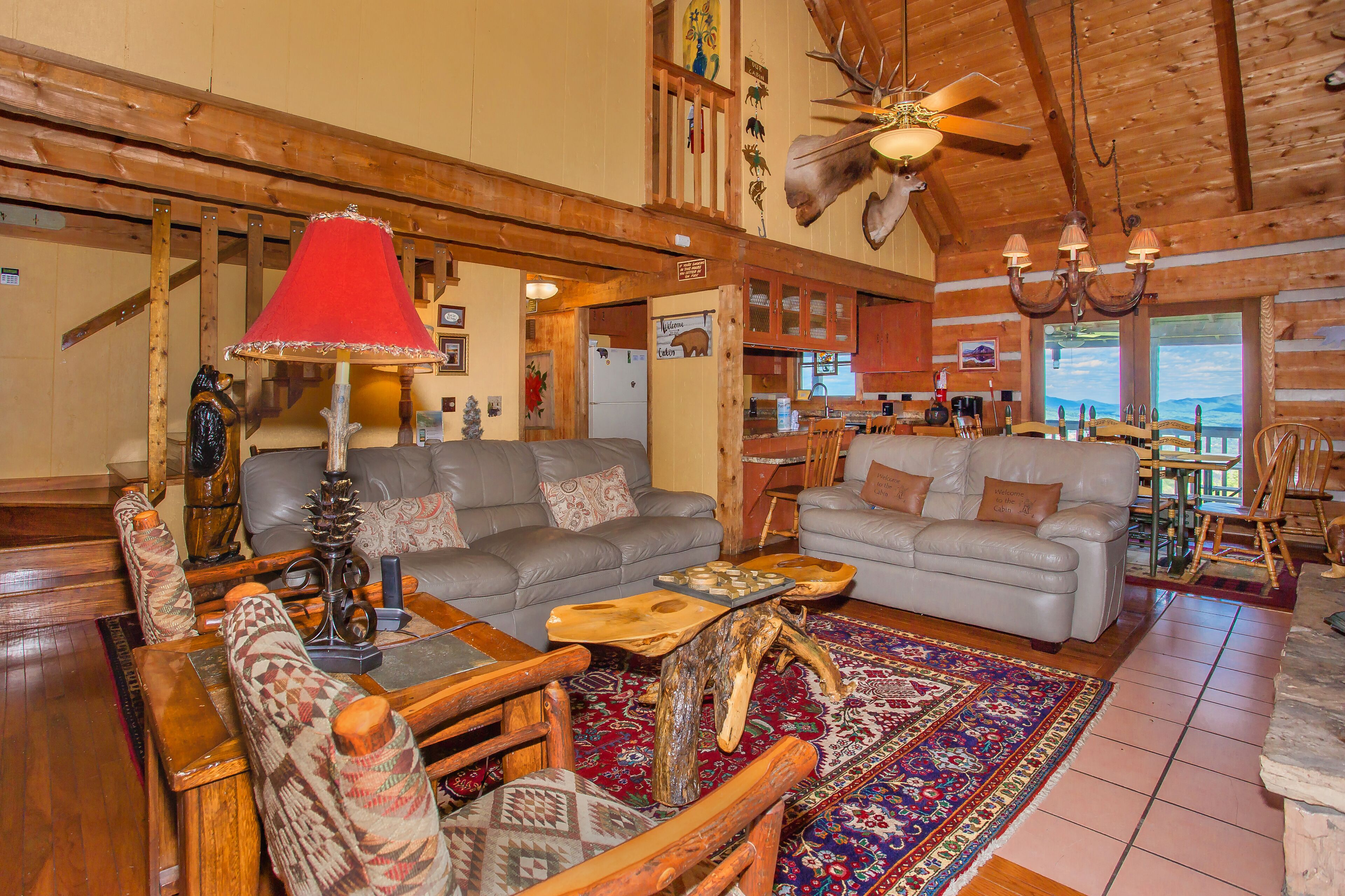 Cedar Pointe: Spectacular views of mountains and city of Gatlinburg. Resort Pool! Top Amenities!