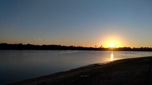 Ein ruhiger See im Abendlicht bei klarem Himmel.
