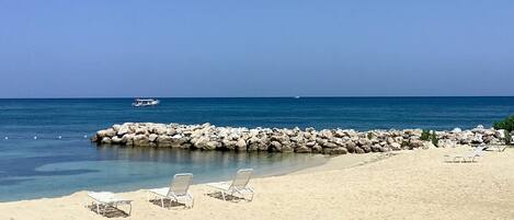 Ubicación a pie de playa, tumbonas y toallas de playa