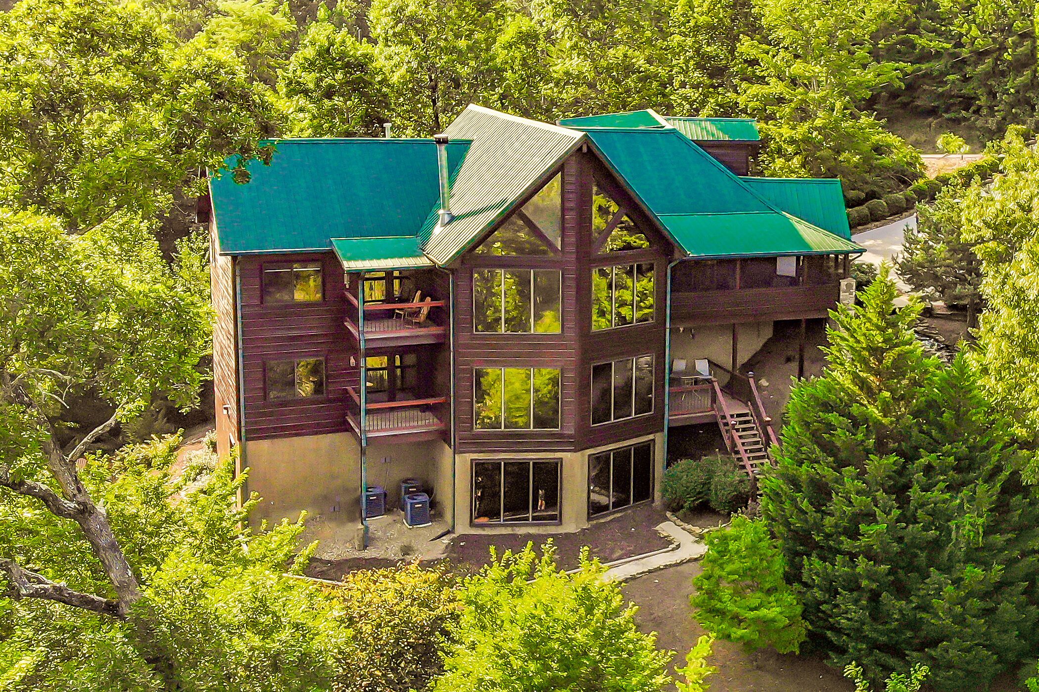 Grand Bluff Lodge: Superior Luxury in the Smokies! This cabin has it all, PLUS Resort Swimming Pool.